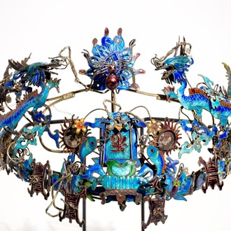 Een Chinese geëmailleerd zilveren tiara met draken, feniksen en symbolen, Qing